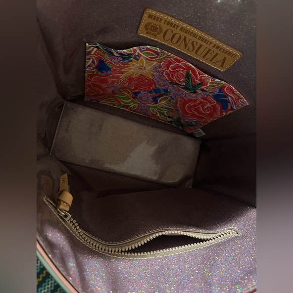 Consuela Evadney Classic
Tote. New print for Summer NEW Gold. 5 star reviews - Picture 3 of 15